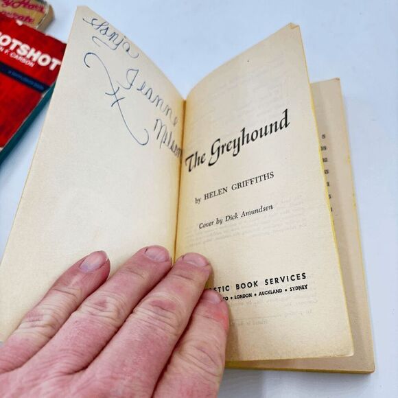 The Greyhound by Helen Griffiths 1968 Vintage Paperback - Picture 3 of 4